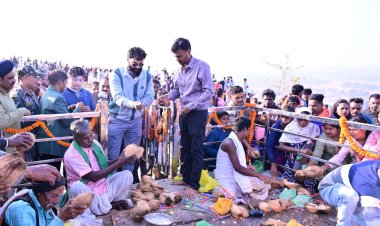 केशलापाठ पहाड़ पर उमड़ा आस्था का सैलाब: तमता मेले में शामिल हुए कलेक्टर रोहित व्यास, सुविधाओं के विस्तार का दिया भरोसा