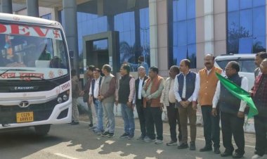 मंत्री श्री रामविचार नेताम ने विद्यार्थियों की शैक्षणिक भ्रमण बस को हरी झंडी दिखाकर किया रवाना