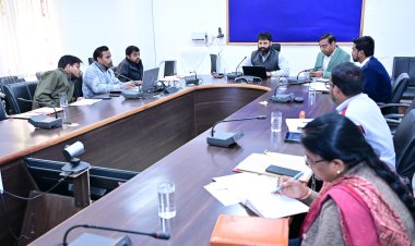 कलेक्टर श्री रोहित व्यास ने राजस्व विभाग की समीक्षा बैठक ली,राजस्व प्रकरणों का शत-प्रतिशत निराकरण समयसीमा में सुनिश्चित करने के दिए निर्देश