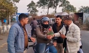 पुलिस ने हेलमेट नहीं पहनने व सीट बेल्ट नहीं लगाने वाले वाहन चालकों को आम नागरिकों से गुलाब का फूल देकर दिलाई समझाइश,