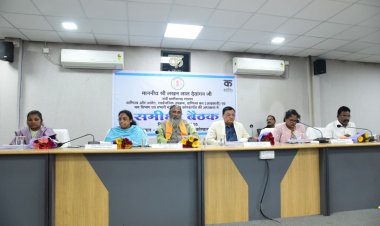 प्रभारी मंत्री लखन लाल देवांगन ने कोंडागांव में ली विभागीय समीक्षा बैठक