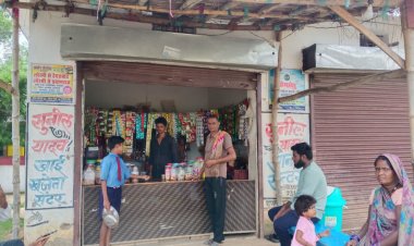 बिठलदाह के सुनील सामुदायिक शौचालय परिसर में कर रहे किराना दुकान संचालन