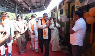 राम-नाम की धुन पर 850 भक्त रामलला के दर्शन के लिए अयोध्या रवाना पर्यटन एवं संस्कृति मंत्री श्री राजेश अग्रवाल ने दिखाई हरी झंडी