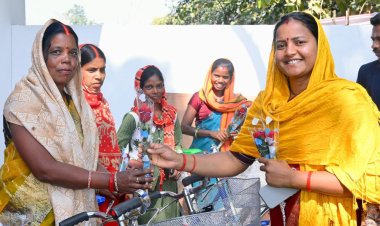 मंत्री लक्ष्मी राजवाड़े गांव–बस्ती चलो अभियान के तहत भटगांव विधानसभा के महावीरपुर और संजय नगर पहुँचीं