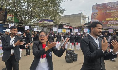 के. बी. पटेल कालेज की छात्राओं ने बड़ा बाजार में नुक्कड़ नाटक के माध्यम से लोगो को यातायात के प्रति किया जागरूक...