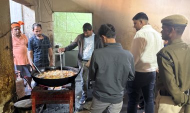 खाद्य प्रतिष्ठानों में तेल की गुणवत्ता एवं स्वच्छता की सघन जांच, हानिकारक तेल व खाद्य पदार्थ किया गया नष्ट