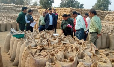 महासमुंद : कलेक्टर विनय कुमार लंगेह ने धान खरीदी केंद्र कुरचुंडी एवं तेन्दूकोना का किया औचक निरीक्षण