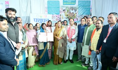 मुख्यमंत्री ने दुधारू पशु प्रदाय योजना के अंतर्गत पात्र महिलाओं को साहिवाल नस्ल की दुधारू गायें की वितरित : पशुपालकों को पशुपालक स्वास्थ्य कार्ड किया वितरण