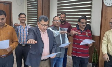 स्वास्थ्य भवन में राष्ट्रीय मतदाता दिवस पर ली गई मतदान के प्रति प्रतिबद्धता की शपथ