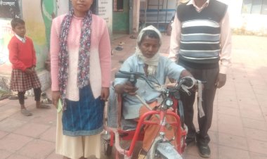 कलेक्टर श्री व्यास के संवेदनशीलता से दिव्यांग का चेहरा खिला,भूमिहीन दिव्यांग को मिली सहायता,तत्काल दी गई मोटराईज्ड ट्राईसाईकिल