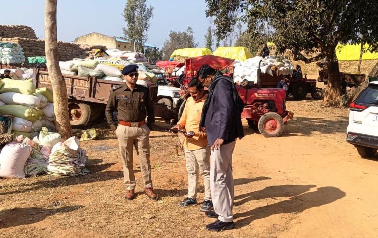 धान खरीदी व्यवस्था का कलेक्टर एवं पुलिस अधीक्षक ने किया मुआयना : चेकपोस्टों का औचक निरीक्षण