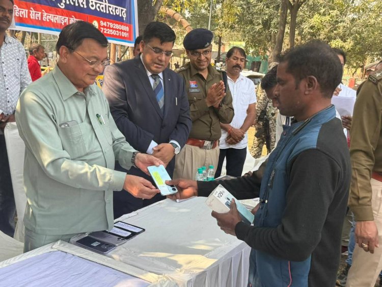 नव वर्ष के पहले दिन खिले 100 नागरिकों के चेहरे, लंबे समय से गुम हो चुके मोबाईल लौटाए  