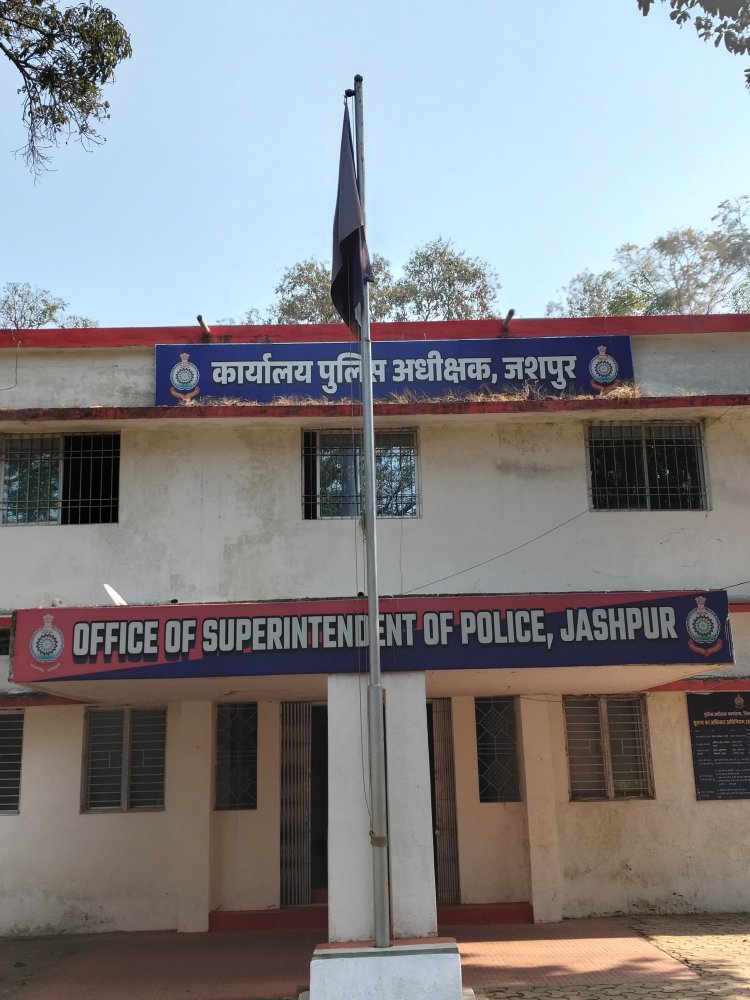 जशपुर पुलिस की सख्ती का असर: सड़क दुर्घटनाओं में मौतों का आंकड़ा घटा, साल भर में वसूला 77 लाख से अधिक जुर्माना