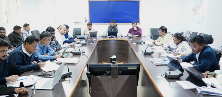 शिविरों में प्राप्त आवेदनों का त्वरित निराकरण करें सुनिश्चित: कलेक्टर श्री रोहित व्यास,कलेक्टर ने ग्राम पंचायतों में संचालित विकास योजनाओं की समीक्षा,समयसीमा में गुणवत्तापूर्ण कार्य पूर्ण करने दिए निर्देश