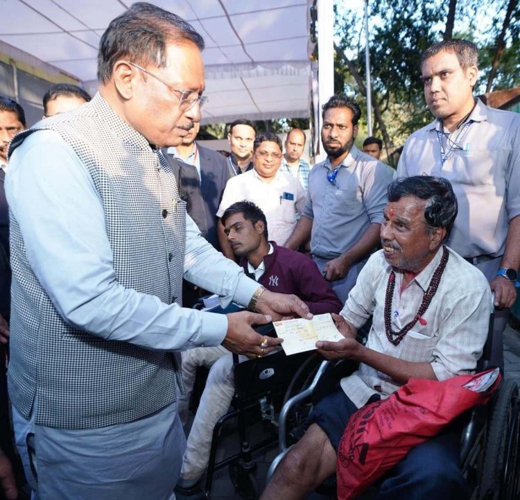 संवेदनशील शासन की मिसाल: जनदर्शन में मुख्यमंत्री श्री विष्णु देव साय ने मौके पर सुलझाईं समस्याएँ,,,