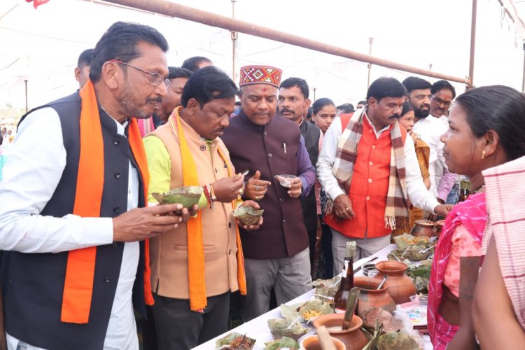 बस्तर पंडुम अंतर्गत बस्तर और बकावंड में लोक संस्कृति के महापर्व में मांदर की थाप पर थिरके कलाकार  