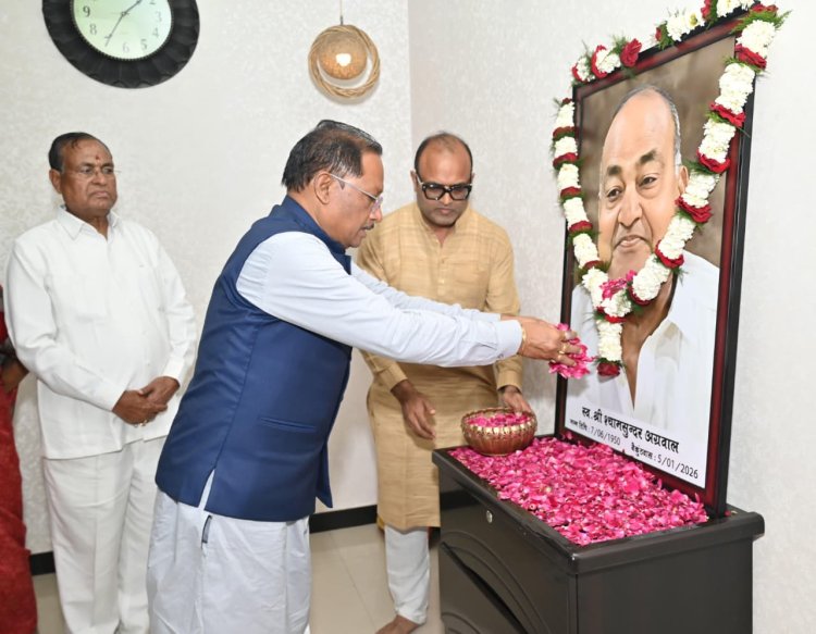 मुख्यमंत्री विष्णु देव साय ने स्वर्गीय श्याम सुन्दर अग्रवाल को दी श्रद्धांजलि