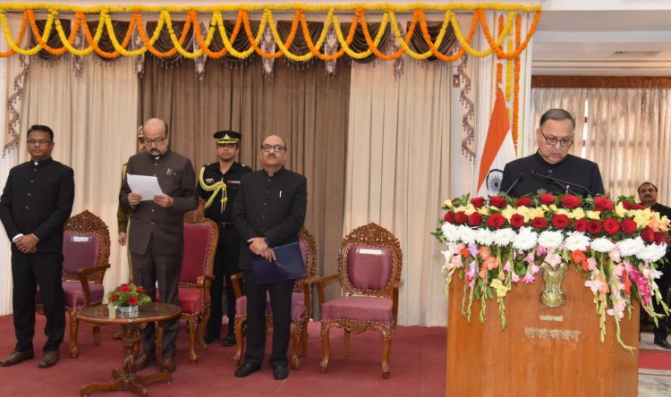 राज्यपाल डेका ने श्री अमिताभ जैन को मुख्य सूचना आयुक्त एवं श्री अग्रवाल और श्री मिश्रा को राज्य सूचना आयुक्त पद की शपथ दिलाई
