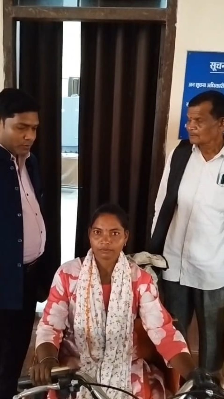 मुंगेली : दिव्यांग महिला को प्रदान किया गया निःशुल्क बैटरी चलित ट्राइसाइकिल