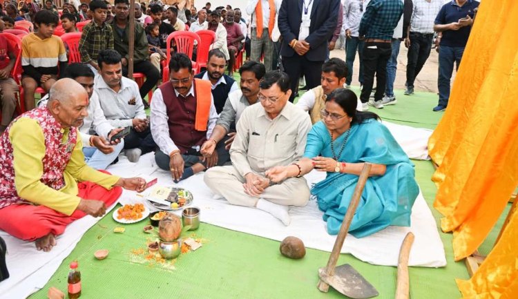 उद्योग मंत्री देवांगन ने दर्री क्षेत्र क़े 5 शासकीय स्कूलों को नवीन भवन की दी सौगात 