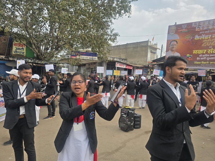 के. बी. पटेल कालेज की छात्राओं ने बड़ा बाजार में नुक्कड़ नाटक के माध्यम से लोगो को यातायात के प्रति किया जागरूक...