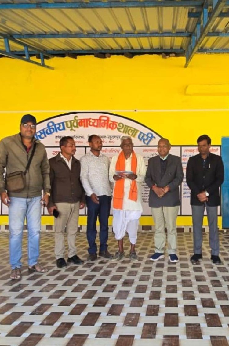 सूरजपुर : नवसाक्षर सरजू राम ने कमिश्नर के समक्ष साझा किए पढ़ने-लिखने के अनुभव