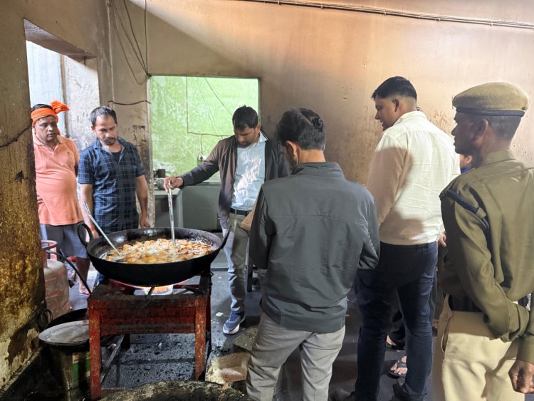 खाद्य प्रतिष्ठानों में तेल की गुणवत्ता एवं स्वच्छता की सघन जांच, हानिकारक तेल व खाद्य पदार्थ किया गया नष्ट