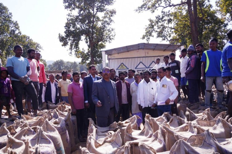 बलरामपुर : कृषि मंत्री ने डौरा-कोचली धान खरीदी केंद्र का किया औचक निरीक्षण  