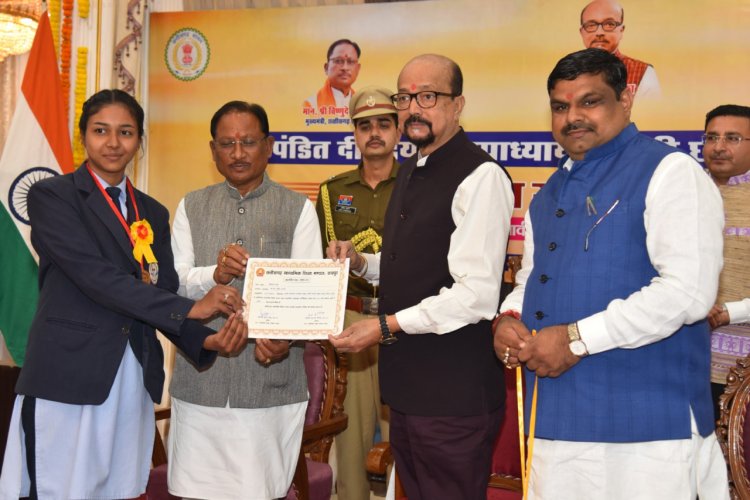 राज्यपाल रमेन डेका एवं मुख्यमंत्री श्री विष्णुदेव साय ने 10वीं और 12वीं परीक्षा के मेधावी विद्यार्थियों को किया सम्मानित