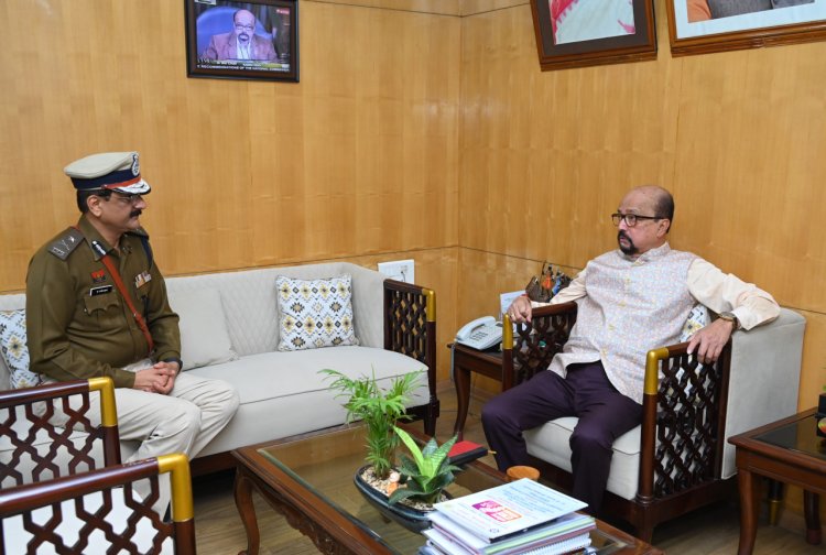 राज्यपाल डेका से नवनियुक्त पुलिस कमिश्नर श्री शुक्ला ने की सौजन्य भेंट