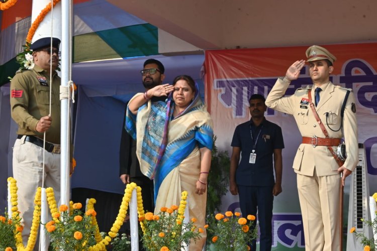 महासमुंद में सांसद श्रीमती रूपकुमारी चौधरी ने फहराया राष्ट्रीय ध्वज