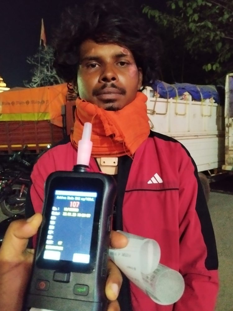 सड़क सुरक्षा के लिए जशपुर पुलिस का कड़ा रुख: नियमों के उल्लंघन पर DIG डॉ. लाल उमेद सिंह की बड़ी कार्रवाई