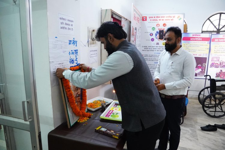 कलेक्टर ने राष्ट्रपिता महात्मा गांधी की पुण्यतिथि पर उनके छायाचित्र पर पुष्पांजलि अर्पित कर किया नमन 