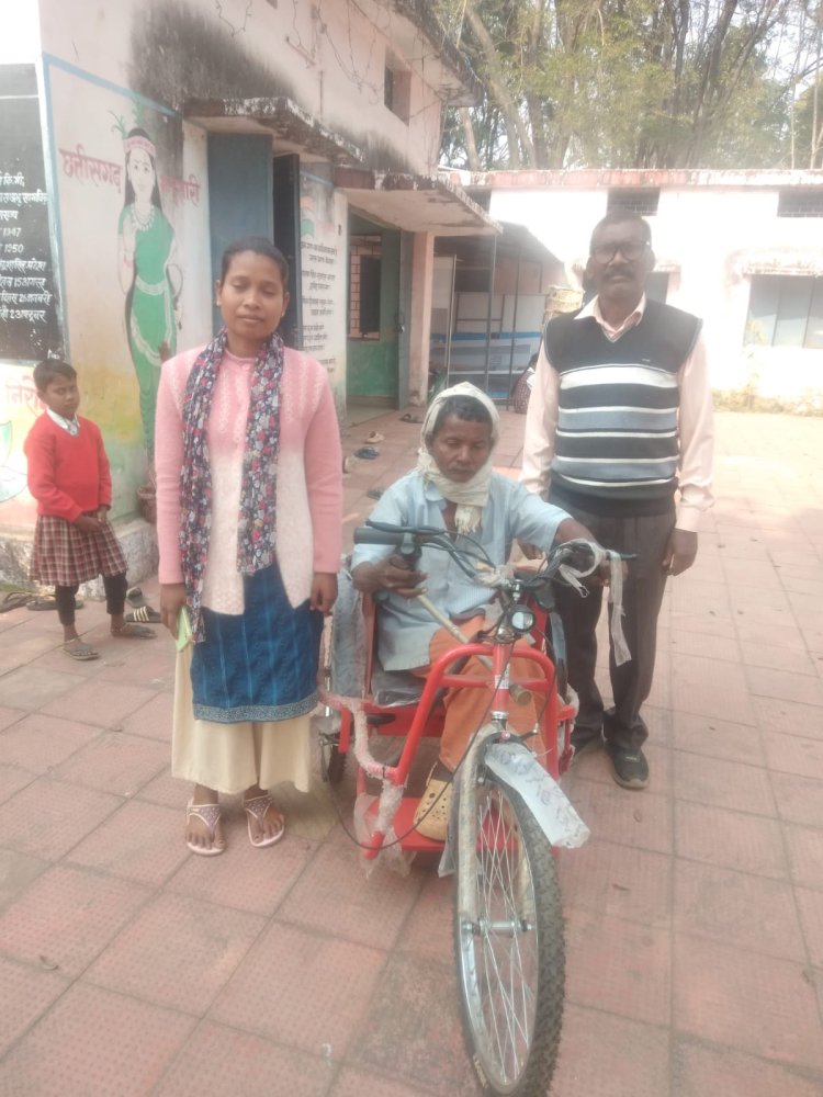 कलेक्टर श्री व्यास के संवेदनशीलता से दिव्यांग का चेहरा खिला,भूमिहीन दिव्यांग को मिली सहायता,तत्काल दी गई मोटराईज्ड ट्राईसाईकिल