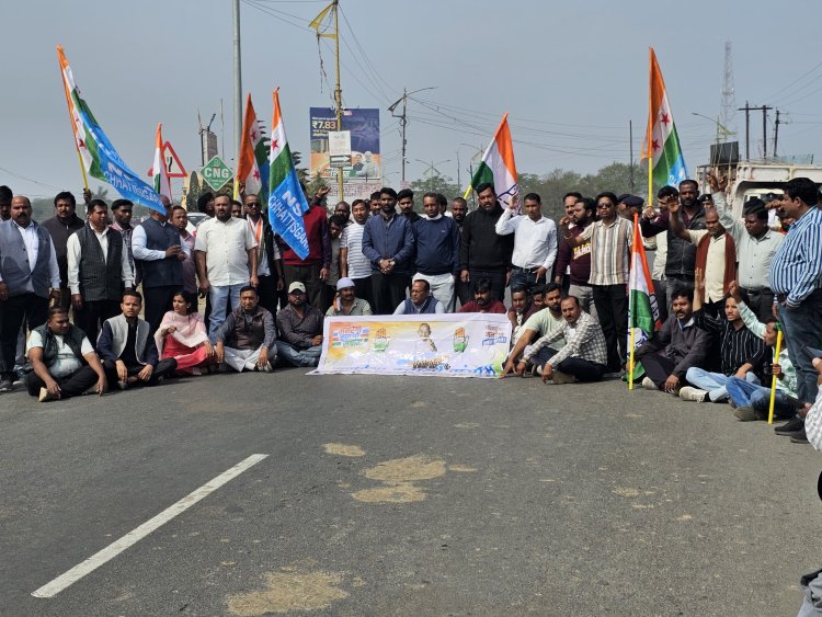 शहर एवं ब्लॉक कांग्रेस ने किया चक्का जाम मनरेगा बचाओ संग्राम का हुआ आगाज..धान खरीदी की निर्धारित तिथि बढ़ाने की मांग,,,