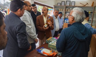 भारतीय कृषि अनुसंधान परिषद के महानिदेशक ने आईजीकेवी उत्पाद विक्रय काउंटर का किया अवलोकन