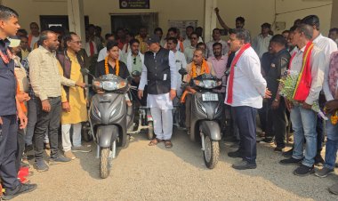 उपमुख्यमंत्री विजय शर्मा की तत्परता से दो दिव्यांगों को मिली स्कूटी, चेहरे पर लौटी मुस्कान