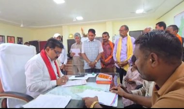 उपमुख्यमंत्री विजय शर्मा ने विधायक कार्यालय में लोगों से की मुलाकात