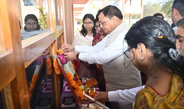 उद्योग मंत्री लखन लाल देवांगन ने छात्राओं को बांटी साइकिल, बोले: खूब पढ़े-खूब बढ़े