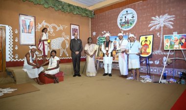 जनजातीय परंपराओं और संस्कृति पर आधारित भव्य प्रदर्शनी का राष्ट्रपति श्रीमती द्रौपदी मुर्मु ने किया अवलोकन