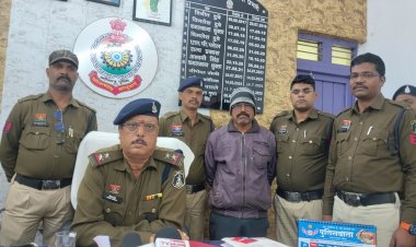 चिरमिरी पुलिस ने मोबाइल से सट्टा पट्टी काटते हुए एक आरोपी को रंगे हाथों किया गिरफ्तार,