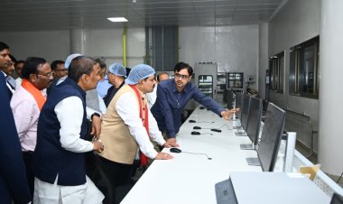 उपमुख्यमंत्री विजय शर्मा एवं वन मंत्री श्री केदार कश्यप ने पशुपालकों एवं बिहान दीदियों के साथ किया आधुनिक डेयरियों का भ्रमण