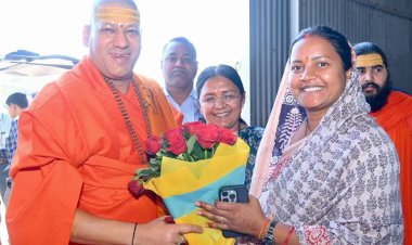 श्रीमती लक्ष्मी राजवाड़े ने निरंजनी पीठाधीश्वर स्वामी कैलाशानंद गिरी जी महाराज से लिया आशीर्वाद