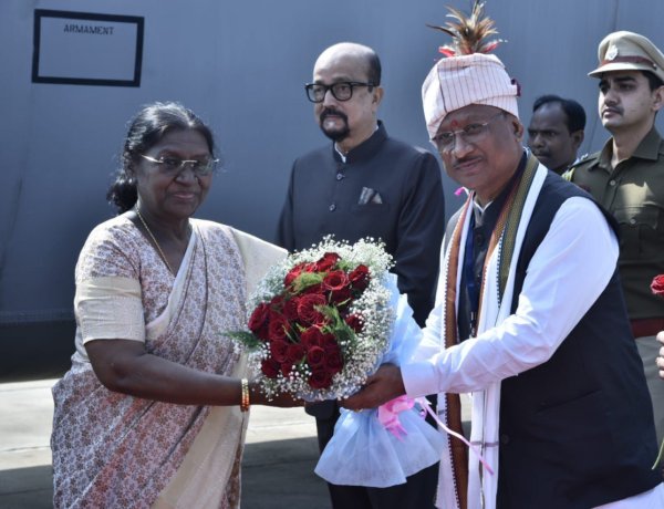 राष्ट्रपति द्रौपदी मुर्मू का जगदलपुर के मां दंतेश्वरी एयरपोर्ट में आत्मीय स्वागत