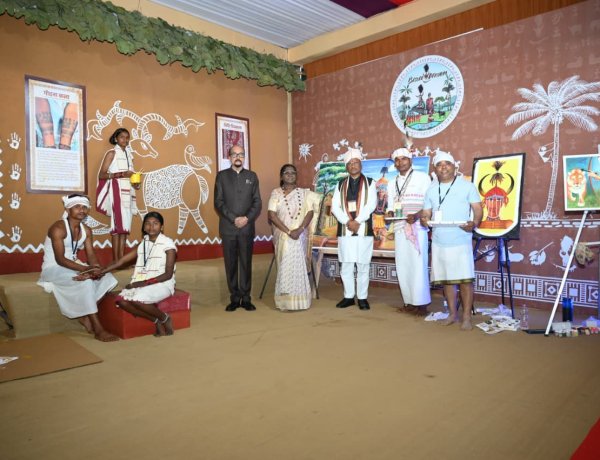 जनजातीय परंपराओं और संस्कृति पर आधारित भव्य प्रदर्शनी का राष्ट्रपति श्रीमती द्रौपदी मुर्मु ने किया अवलोकन