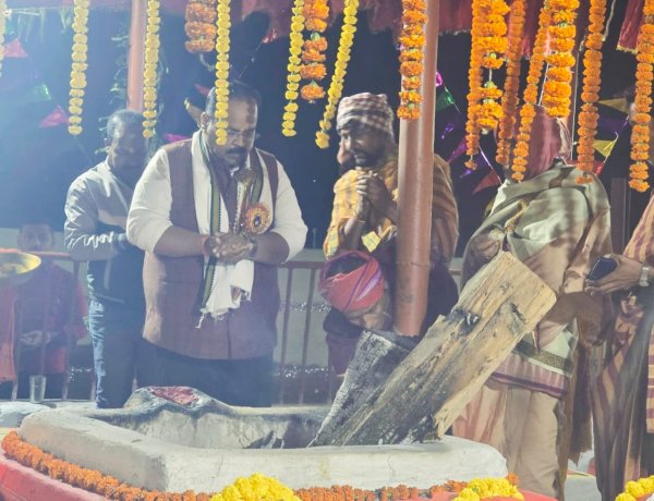गोरखनाथ मन्दिर गोदरीपारा में आयोजित 24 प्रहर 72 घंटे हरिनाम संकीर्तन में अतिथि के रूप में शामिल हुए कांग्रेस नेता विनय उपाध्याय,