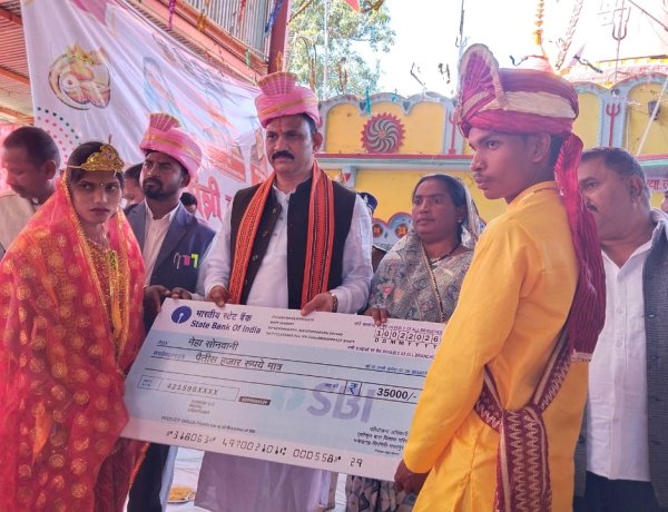 स्वास्थ मंत्री श्याम बिहारी के मुख्य आतिथ्य में महामाया मंदिर चनवारीडांड में मुख्यमंत्री कन्या विवाह योजना के तहत संपन्न हुआ 189 जोड़ों का सामूहिक विवाह,