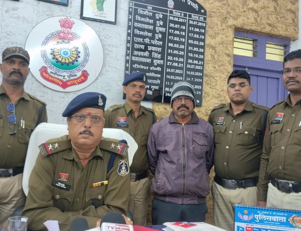 चिरमिरी पुलिस ने मोबाइल से सट्टा पट्टी काटते हुए एक आरोपी को रंगे हाथों किया गिरफ्तार,