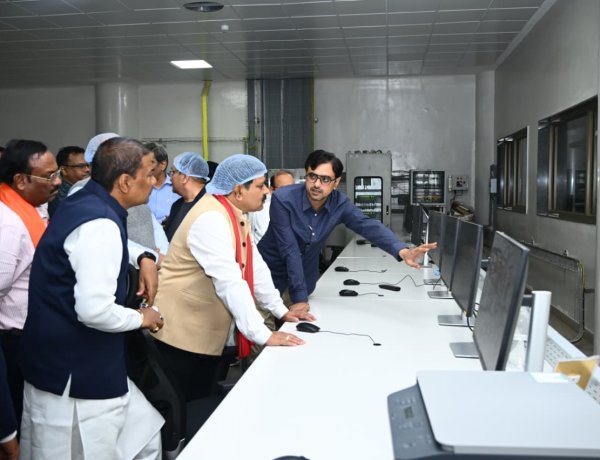 उपमुख्यमंत्री विजय शर्मा एवं वन मंत्री श्री केदार कश्यप ने पशुपालकों एवं बिहान दीदियों के साथ किया आधुनिक डेयरियों का भ्रमण