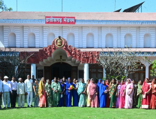 राज्यपाल के गोद ग्राम टेमरी के ग्रामीणों ने किया लोकभवन का भ्रमण